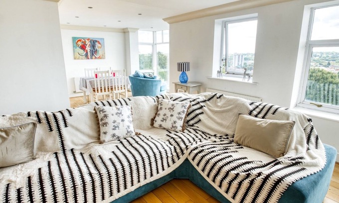 Lincoln Apartment | Central Penthouse Apartment/Pass The Keys