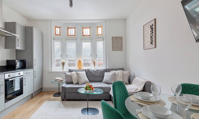 East Putney Apartment | Central Putney/London 2-Bed | Walk to Tube & River | 3 TV's & FAST WiFi
