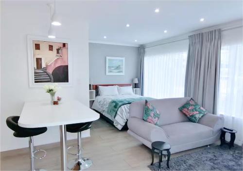 Alberton House | Central, Secure & Stylish Stay in Randhart