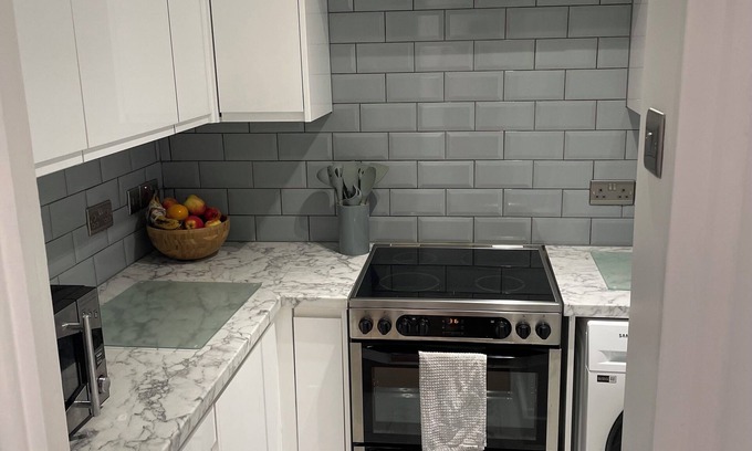 Greenwich West Apartment | Central & Stylish 1BD Flat - 8mins to Greenwich!
