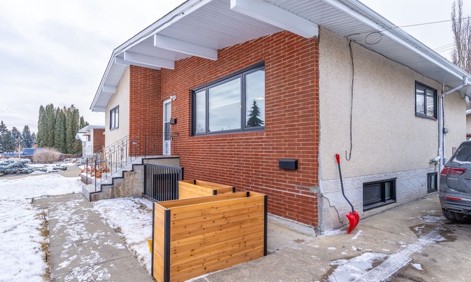 Edmonton House | Central YEG Family Friendly Home