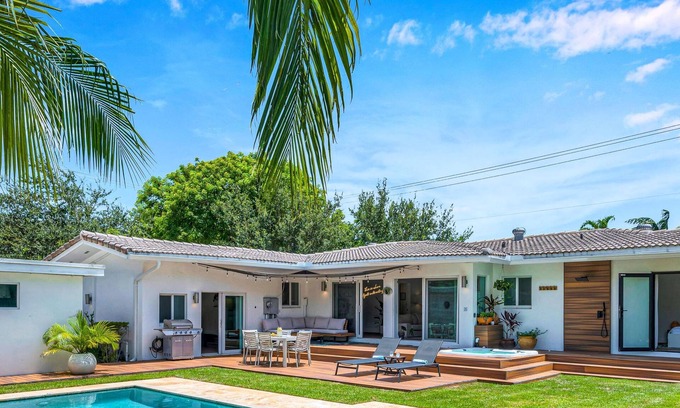 Victoria Park House | Centrally Located | Heated pool | Lush Tropical Surrounding | Oasis Key | RESlDENCES