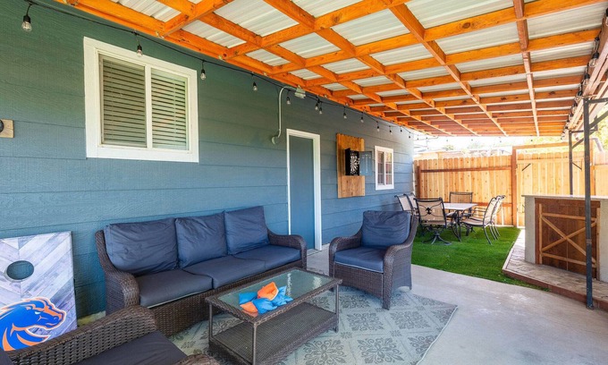 Meridian House | Centrally Located Family Home, Backyard w Firepit!
