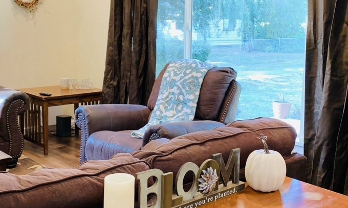 West Stayton House | Centrally Located - Quiet Country Home - Stay 5 get 2 Free