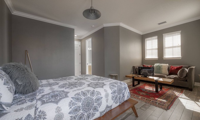 Hyde Park House | Centrally Located SOHO Retreat Walkable to UT & Dining