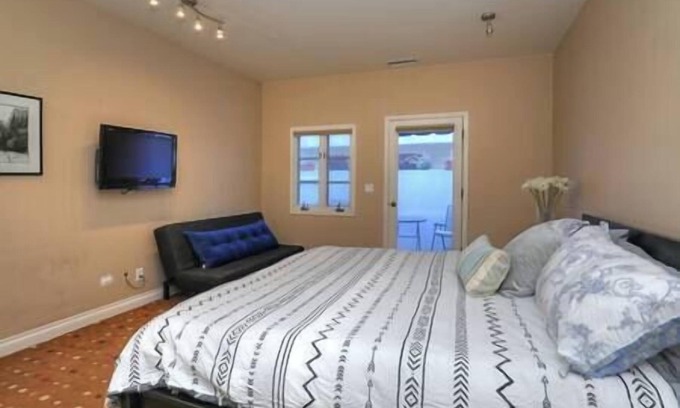 Oak Park Apartment | Centrally Located Coastal Retreat w/A/C