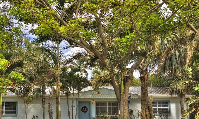 Indialantic By The Sea House | Centrally located, walk/bike to the beach, river, restaurants or Pub