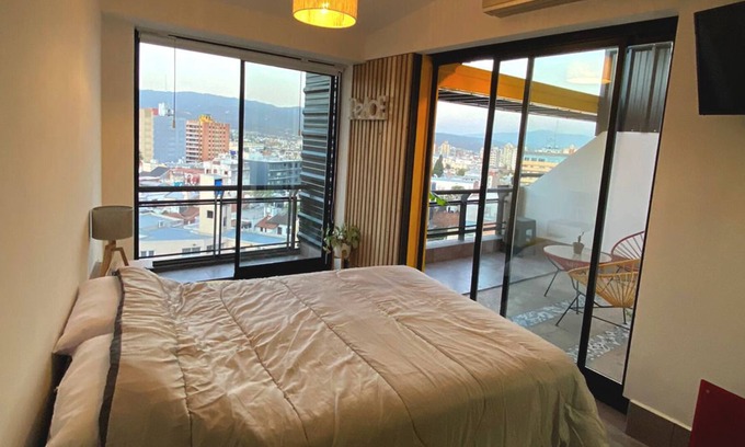 San Salvador de Jujuy Apartment | Cercano al centro de la ciudad pero en un barrio tranquilo, rodeado de árboles.