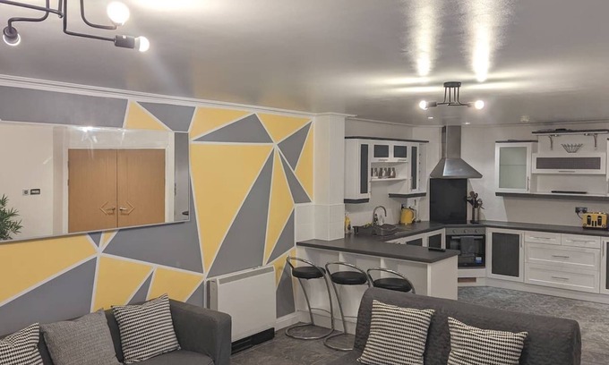 Century Wharf Apartment | CH - Gated Complex: FastWifi+Parking+Free Coffee&Tea