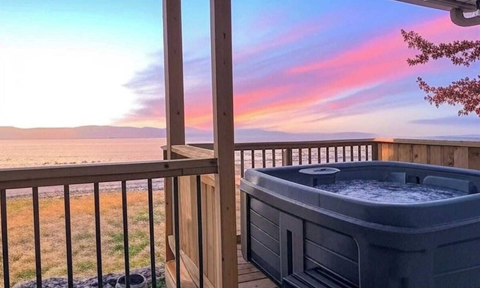 Cap-Saint-Ignace House | Chalet 691 Waterfront | Spa | Fireplace | WiFi |AC