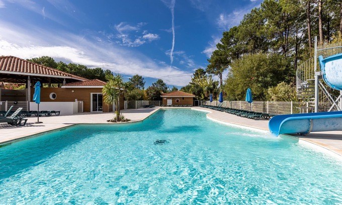 Parentis-en-Born House | Chalet 'Bois lac de Biscarrosse' with heated Pool, Private Garden & Wi-Fi