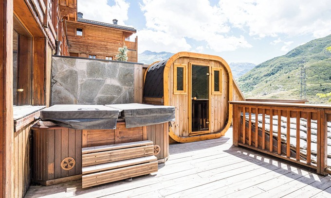 Les Bruyeres Ski Chalet | Chalet 'Delphine' with Lake View, Private Terrace and Wi-Fi