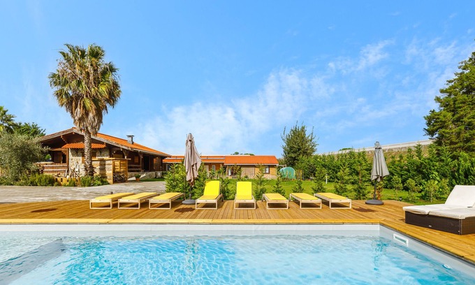 Palmela Ski Chalet | Chalet "Do Vale" with Shared Pool, Private Terrace & Wi-Fi