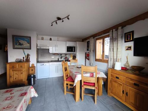 Montgenevre Apartment | Chalet Du Bois De Suffin N°10 - appartement tout confort, grande terrasse, plein sud 50m des pistes MAE-8254