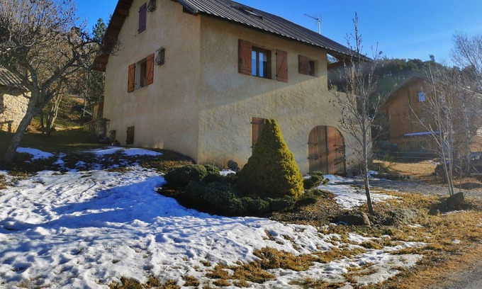 Enchastrayes Ski Chalet | Chalet Familial Avec vue sur la Vallée de L'ubaye