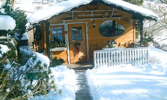 Karroesten Ski Chalet | Chalet in caroles with a nearby forest