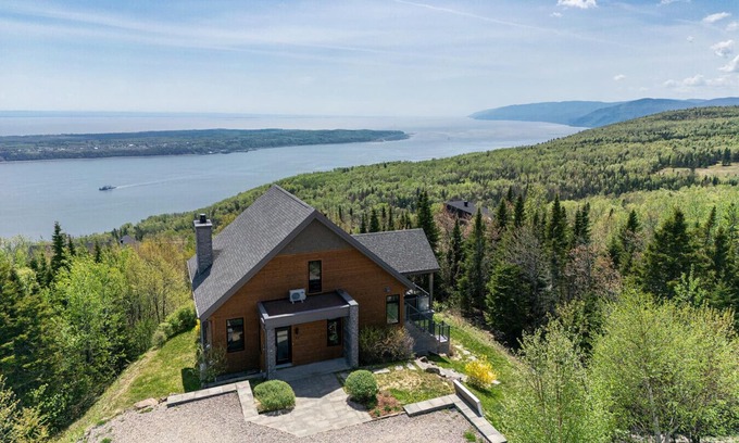 Saint-Joseph-de-la-Rive Ski Chalet | Chalet La Panoramique – Elegance, Stunning River Views & Private Spa