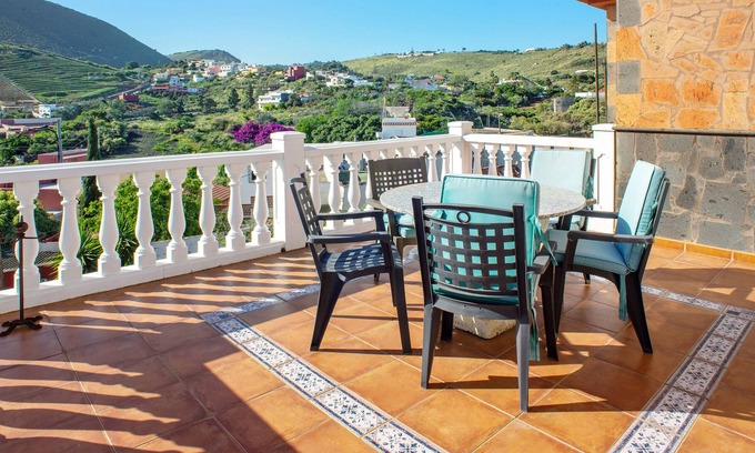 La Solana Ski Chalet | Chalet Mirador Los Hoyos with Mountain View, Garden & Wi-Fi