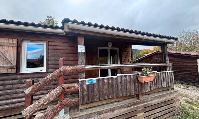 Roquefeuil Ski Chalet | Chalet 'Montana 4 4pers' with Mountain View, Shared Pool and Wi-Fi