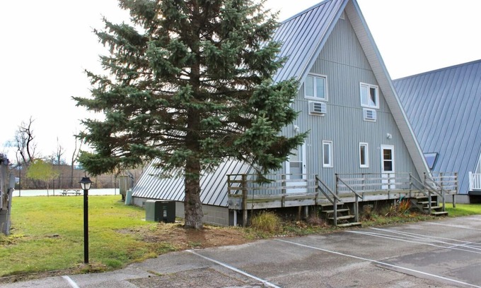 Stevensville House | Chalet on the Lake 60 w/Beach Access, Pools, Sport Courts, Fishing Pond & more!