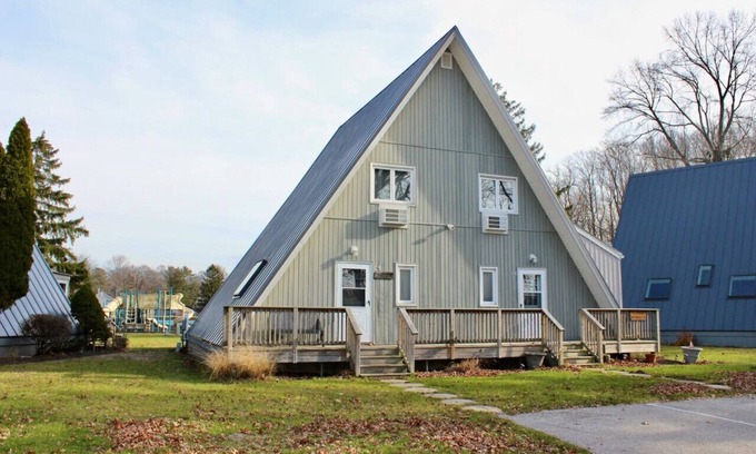 Stevensville House | Chalet on the Lake 75 w/Beach Access, Pools, Sport Courts, Fishing Pond & more!