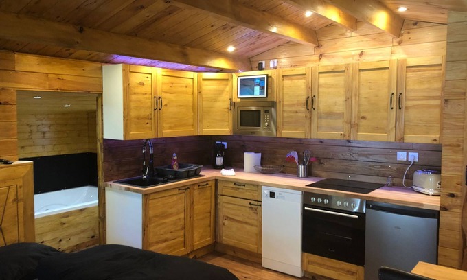 Camaret-sur-Aigues Ski Chalet | Chalet VIP mit Privatem Jacuzzi und Garten