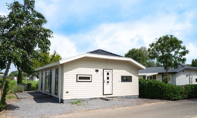 Dordtse Biesbosch Ski Chalet | Chalet with 2 bedrooms and patio