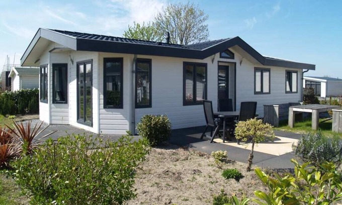 Dordtse Biesbosch Ski Chalet | Chalet with 3 bedrooms and furnished garden