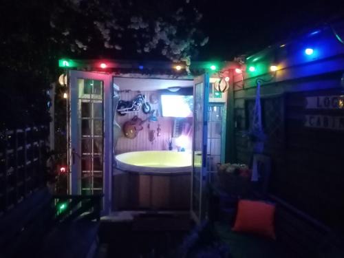 Clanfield Apartment | Chalet with hot tub room