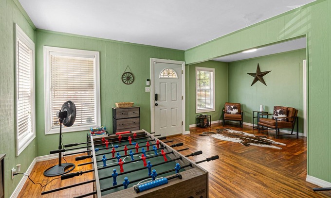 Central City House | Chalk Wall+Horseshoes+Foosball+BBQ+Covered Patio w/lights+Games+Coffee+Pancakes