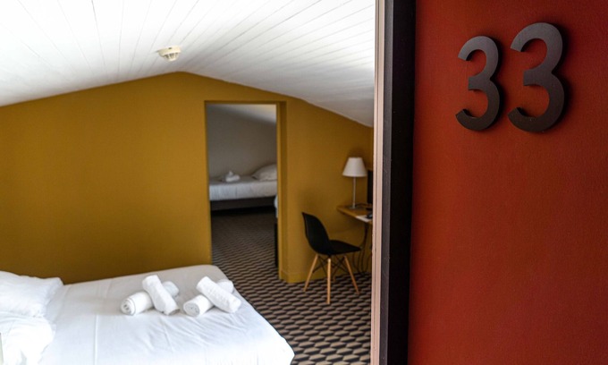 Roussillon Hotel | Chambre Quadruple Mansardée Avec Terrasse au Sein de L'hôtel La Maison des Ocres