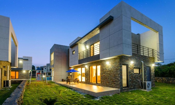 Hallim Apartment | Chandelier Pension