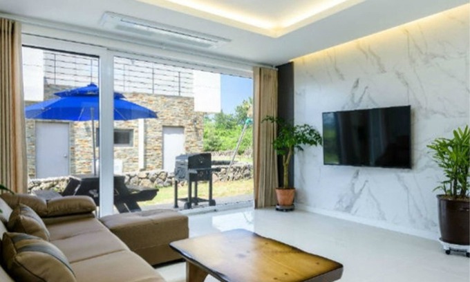 Hallim House | Chandelier Pension