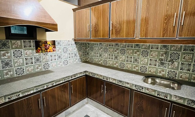 Peshawar Hotel | Chandi Hotel and Apartments