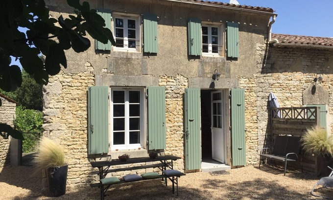 Bernay-Saint-Martin Cottage | Charentaise stone house (4 pers), bucolic, quiet ! central, pets OK