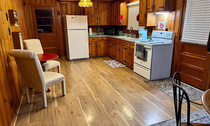Clarksville House | Charlotte's Cottage - Charming 3-bedroom in Clarksville