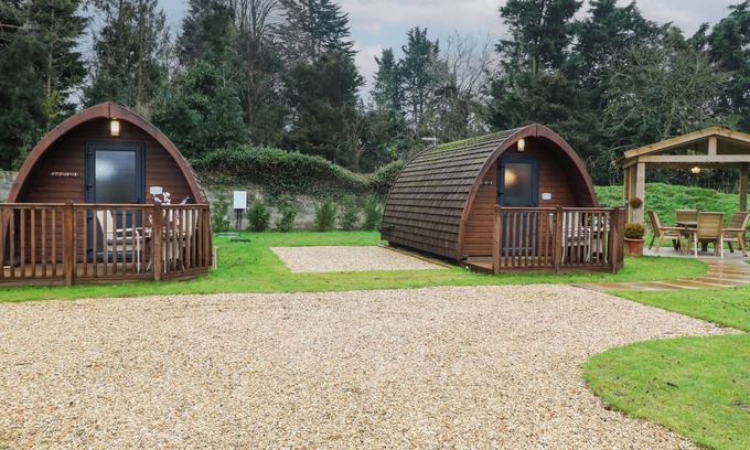 Spalding Cottage | CHARLOTTES, romantic, with a garden in Holbeach