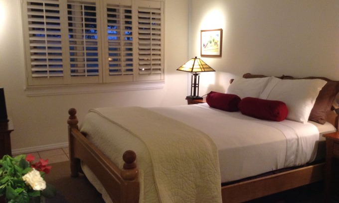 Beachwood Canyon Apartment | Charm. Privacy.and The Hollywood Sign