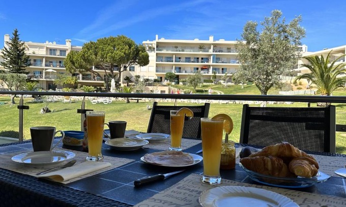 Albufeira Apartment | Charmant appartement, calme avec vue piscine, 1km de la plage, Olhos de Agua