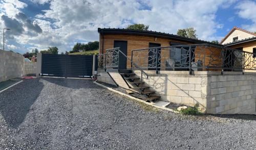 Arpajon-sur-Cere Apartment | Charmant logement avec terrasse et parking sécurisé