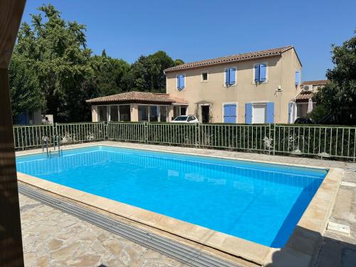 Tarascon Apartment | CHARMANT LOGEMENT AVEC PISCINE EN PROVENCE au premier étage d une villa