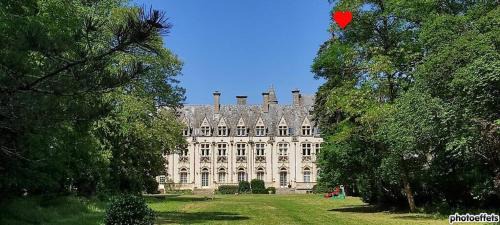 Sud Loire Apartment | Charmant STUDIO au Calme Tout Confort Dans Château Néo Gothique proche ZENITH COMET ORLEANS Parking Voiture Gratuit WIFI Haut Débit Rue des Montées