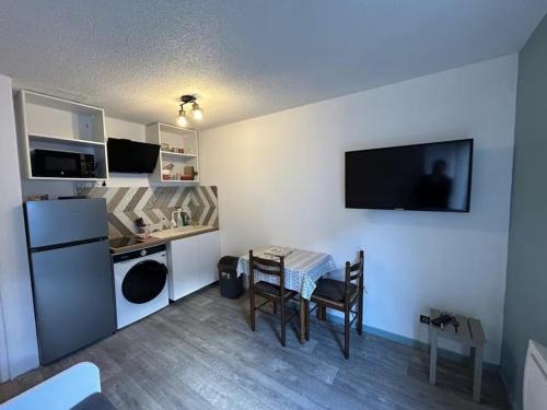 Bagneres-de-Luchon Apartment | Charmant T1 Bis Cabine - Parking privé