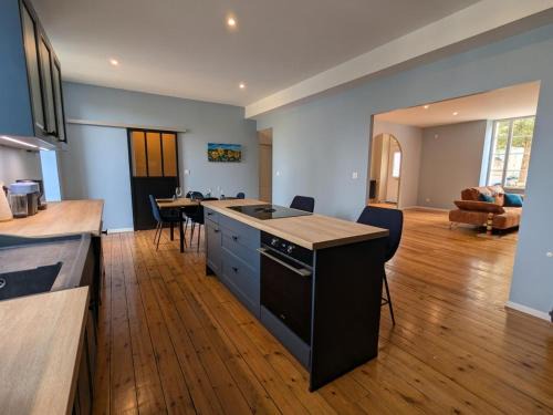 Gondeville House | Charmante maison XIXe sur Jarnac avec 3 chambres, cour privative & parking - FR-1-653-280