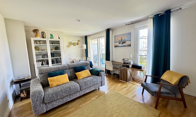 Rueil-Malmaison Apartment | Charment Appartement Avec Balcon