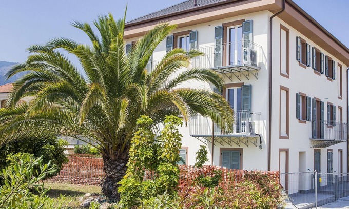 Borghetto Santo Spirito Apartment | Charming Holiday Apartment in Borghetto Santo Spirito with Private Garage