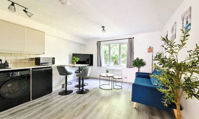 Whittington Apartment | Charming 1-Bed Flat in London – 3 Mins to Tube + Free Parking