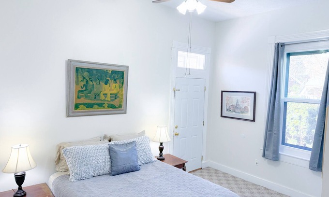 Old Louisville Apartment | Charming 1-bedroom apartment in Vibrant Old Louisville WiFi Washer/Dryer