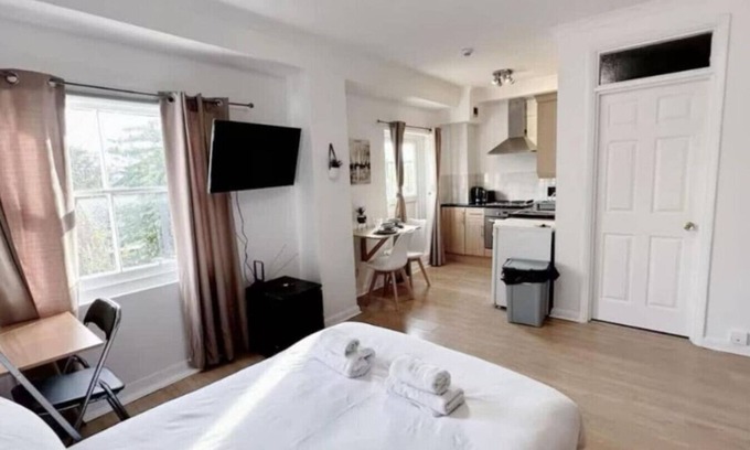 Chelsea Riverside Apartment | Charming 1-bedroom apartment in wonderful London with AC