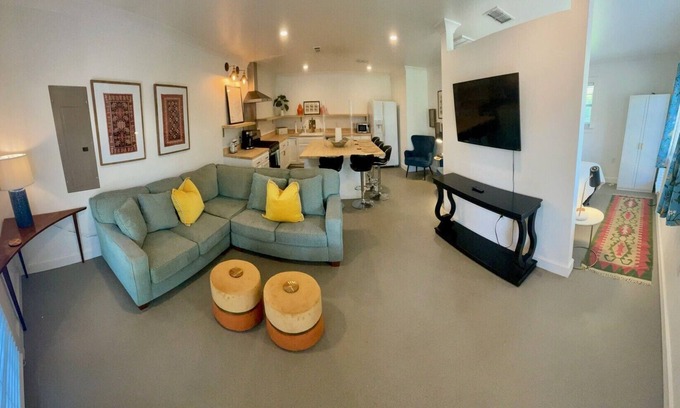 Tyler Cottage | Charming 1-bedroom cottage central to town, close to hospitals